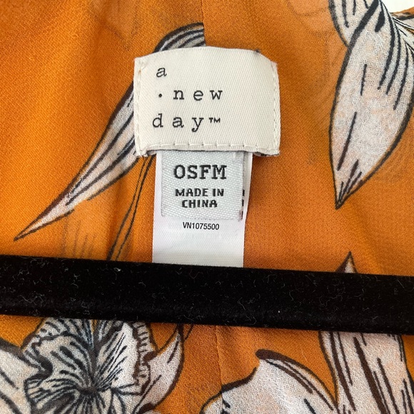 A New Day short duster. Mustard base white flower print. - Picture 5 of 5